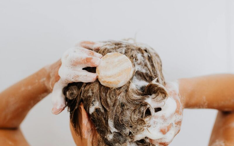 dry shampoo residue affects scalp