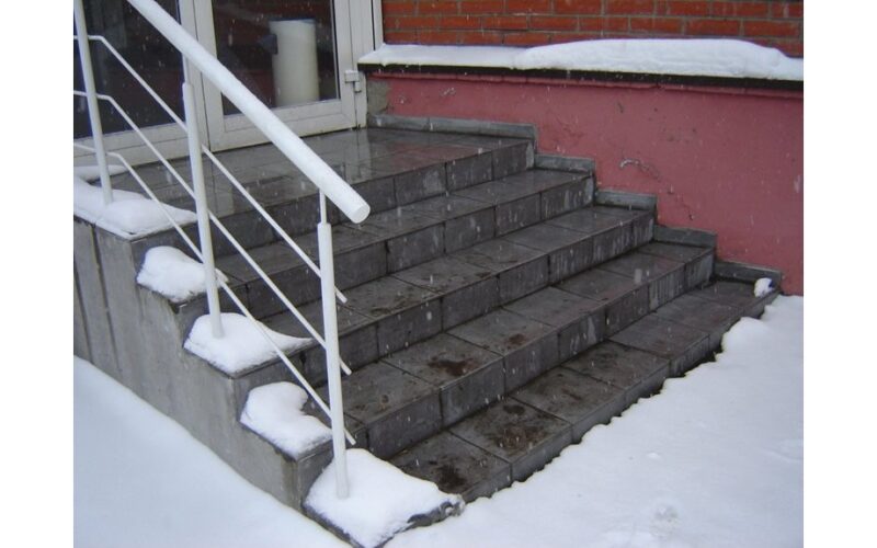 car gadget prevents icy steps