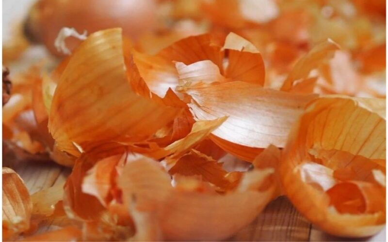 enhances flavor with onion peels