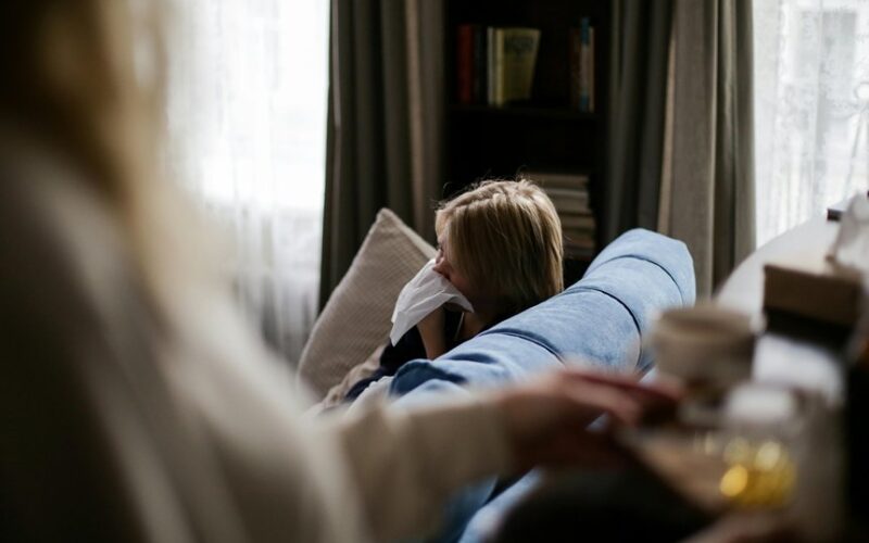 hand foot mouth symptoms spread