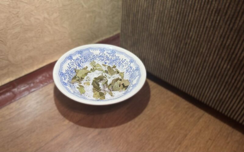 salt and bay leaves ritual