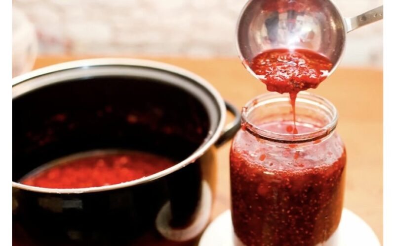 boil moldy jam with cloves