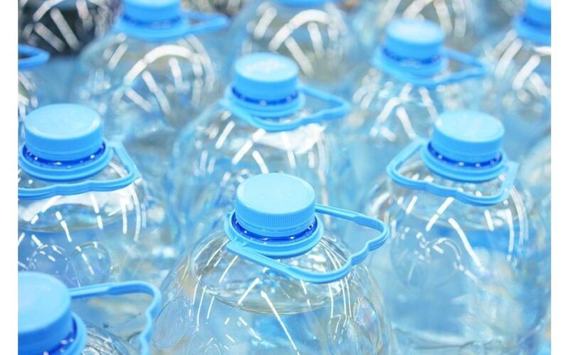 branginami penkių litrų buteliai kruopščiai