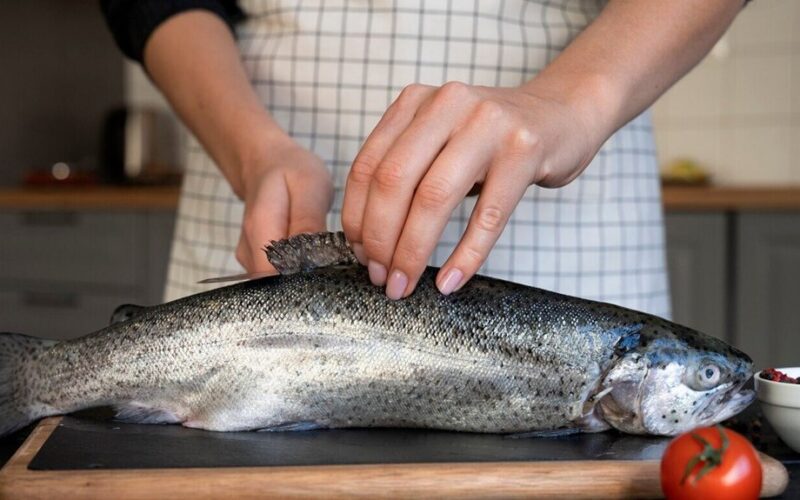 clean fish without knife