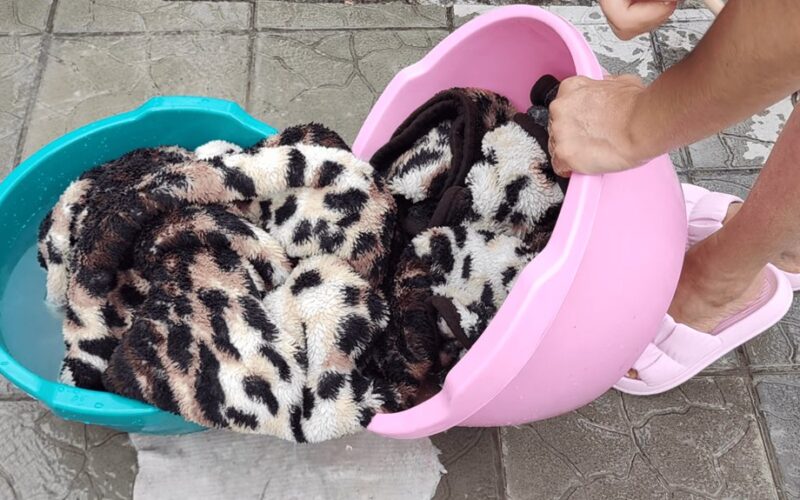 how to wash giant blanket