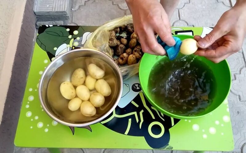 peel potatoes using hands