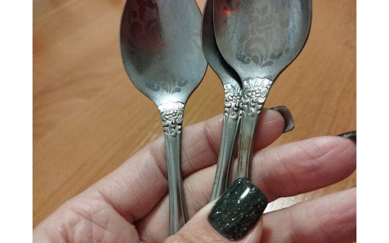 spoon clinks signals guests