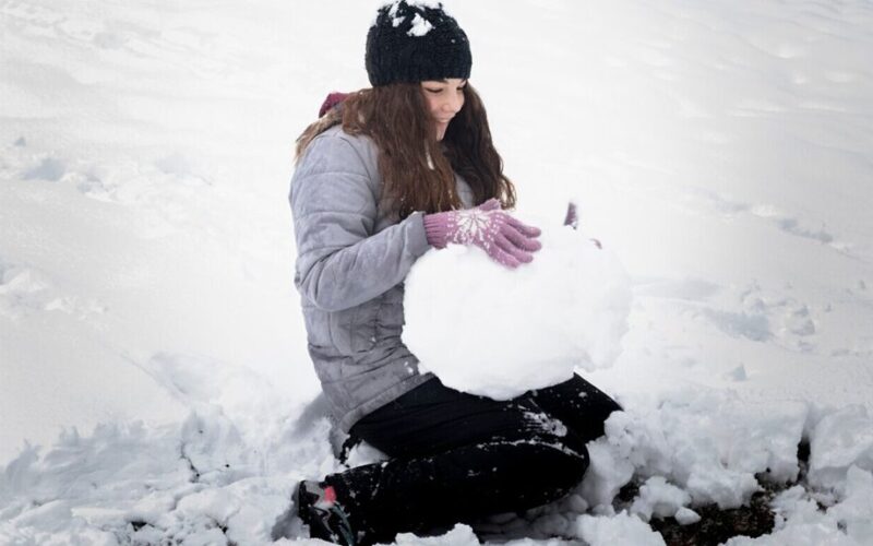 throw coin into snow