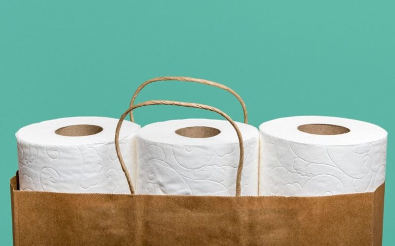 perkame dešimt ritinių popierinių rankšluosčių