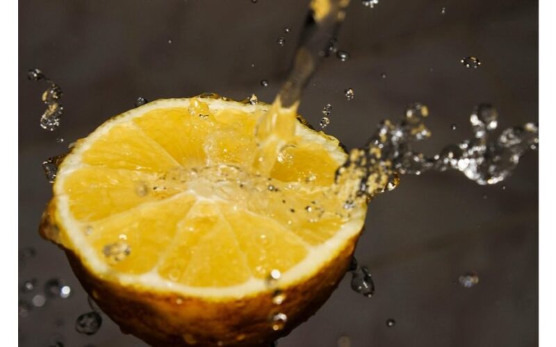 sumaniai išsaugant citrinos likučius