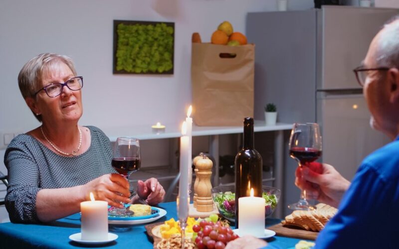 kontroliuojantis pagyvenusio vyro mitybą