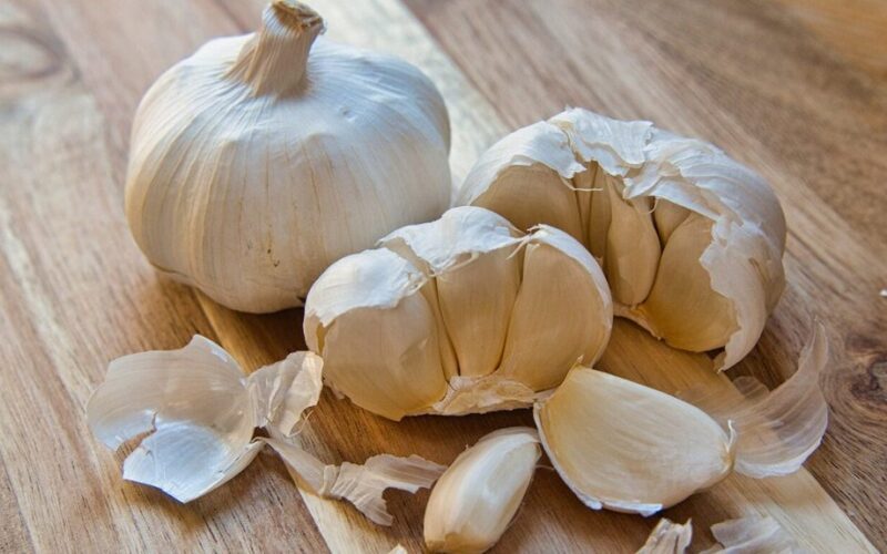 moteriškos prieš vyriškas česnako skilteles