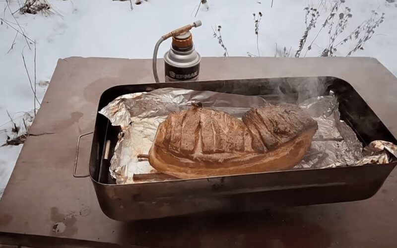 draugas virto metaliniu rūkaliu