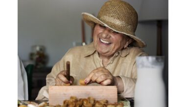 senelis išsaugojo graikinių riešutų lukštus