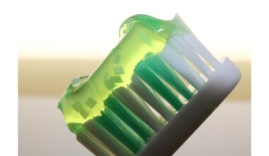 senelis naudoja dantų pastą sėklas