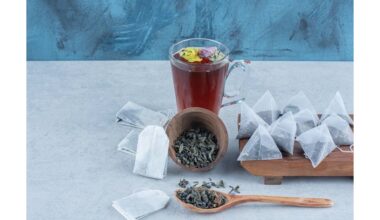 kaboantis arbatos maišelis ant užuolaidos