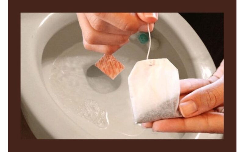 įdėkite arbatinį maišelį į tualetą