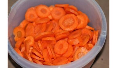 slice carrots into rounds