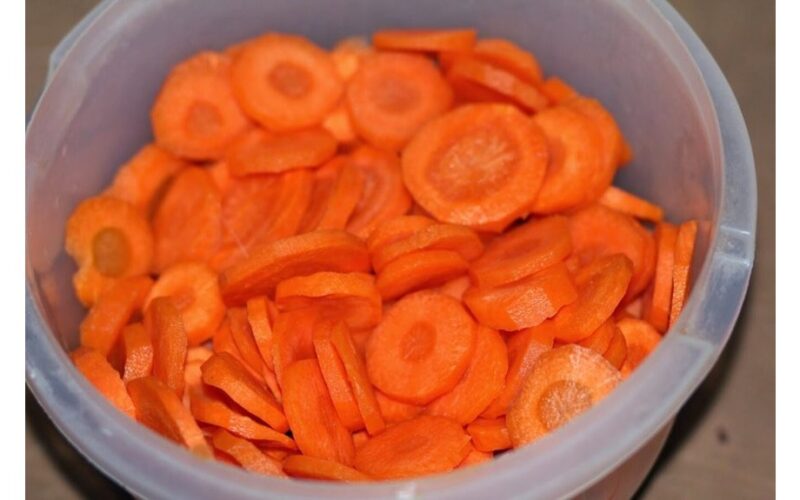slice carrots into rounds
