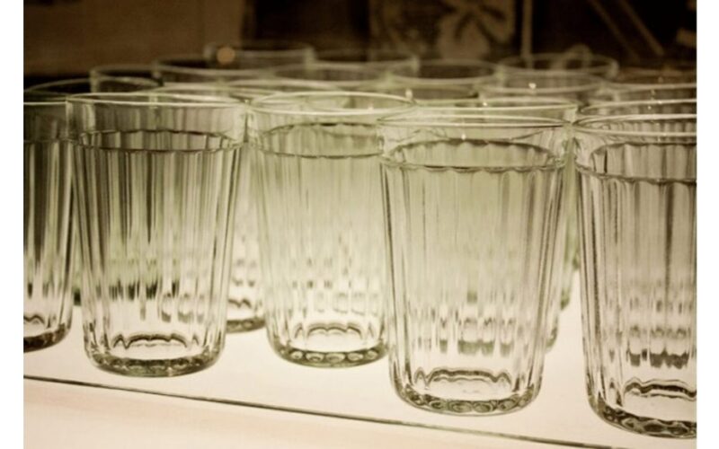 spindinti stiklinė indai po Naujųjų metų