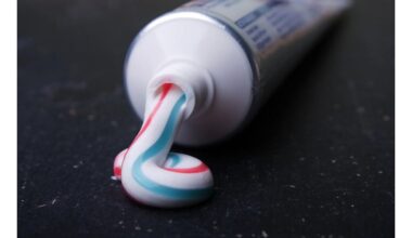 aplankė draugą dantų pasta išteptas tapetas