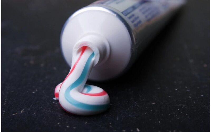 aplankė draugą dantų pasta išteptas tapetas