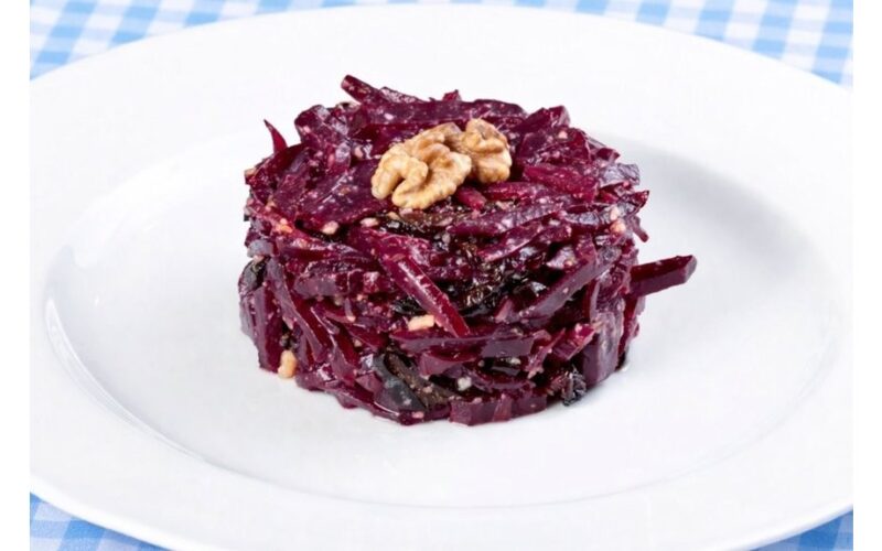 burokėlių ir graikinių riešutų derinys