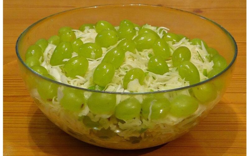 kopūstų ir vynuogių salotos