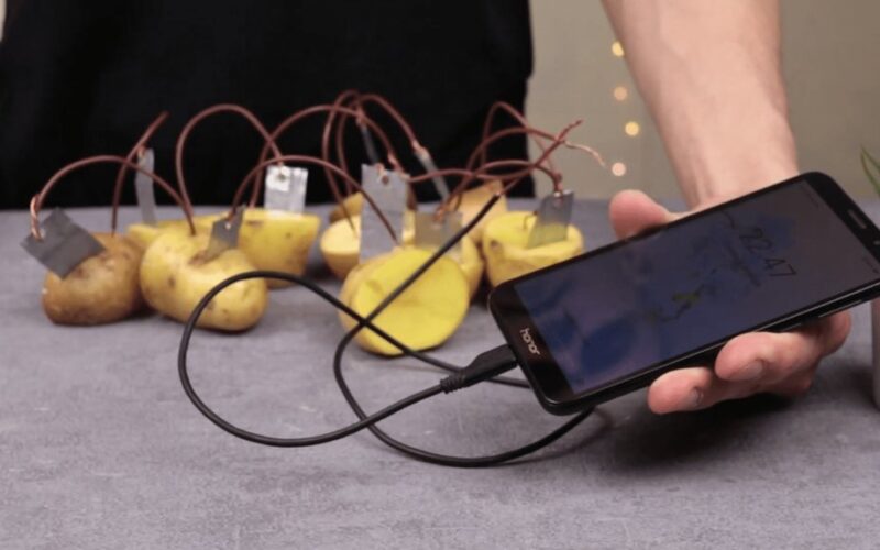 įkrauti telefoną su bulvėmis