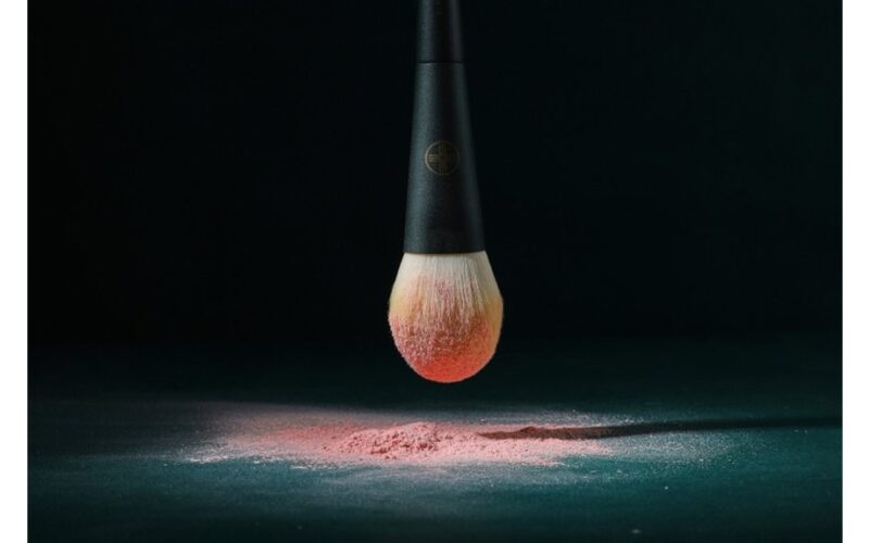 reguliariai valykite makiažo šepetėlius