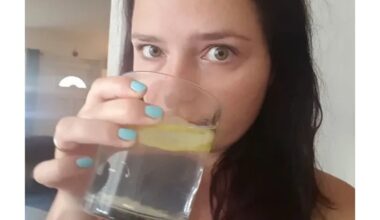 gėrė karštą citrininį vandenį