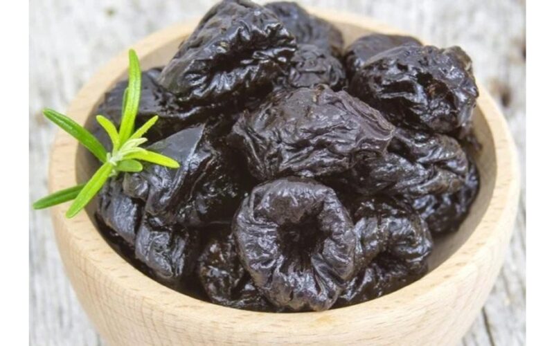 ryto gėrimas iš džiovintų slyvų mišinio