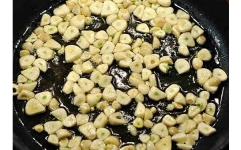 suvalgyk šešis keptus česnako skilteles