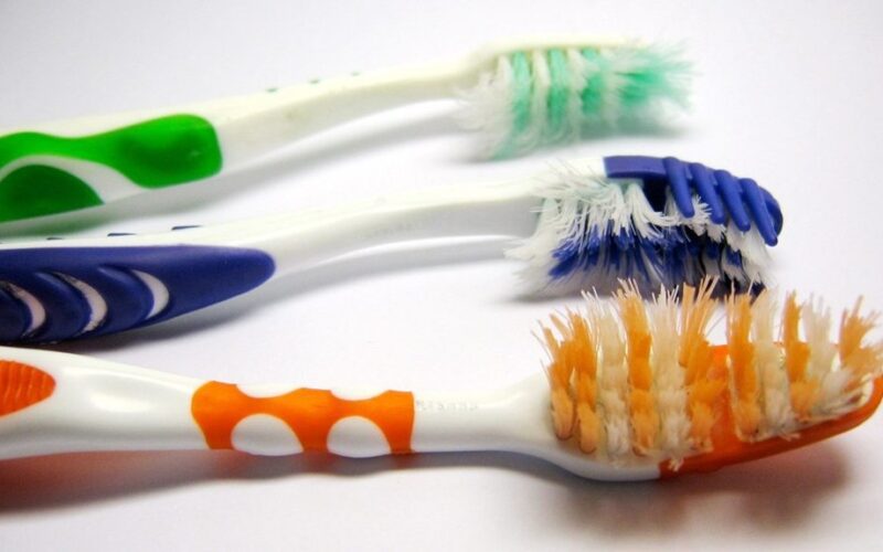 draugas higienistas išmokė tinkamai prižiūrėti dantų šepetėlį