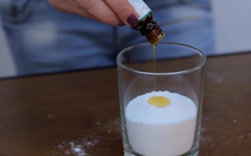 stiklinis puodelis už sofos