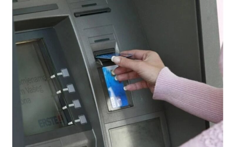 kiek grynųjų pinigų prieinama