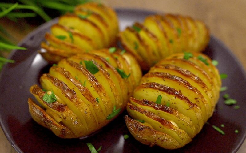 vyras teikia pirmenybę česnakiniams keptiems bulvėms