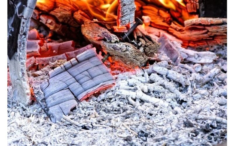 aš dedu pelenus kampą