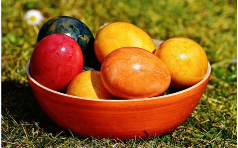 natūralūs Velykų kiaušinių dažai