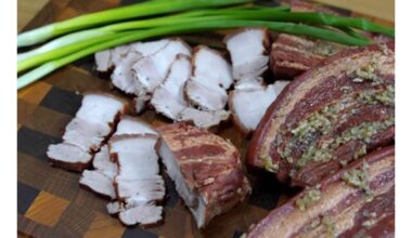 raudonai svogūnių luobelėmis rūkytų atrodančių trynių