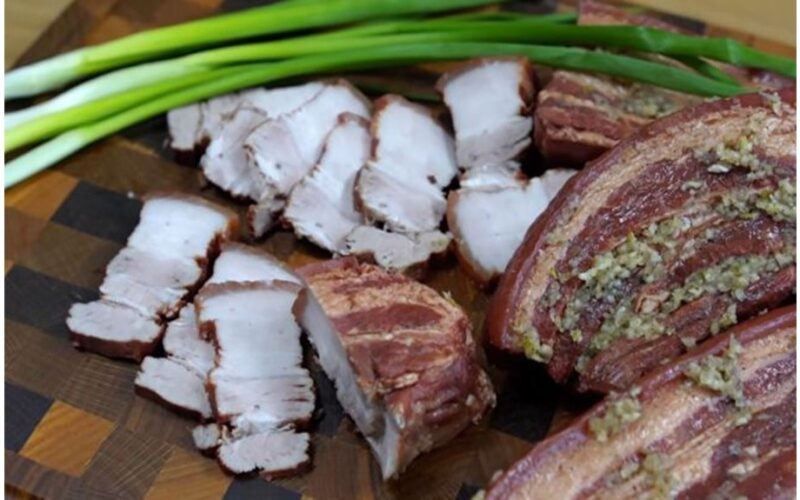 raudonai svogūnių luobelėmis rūkytų atrodančių trynių