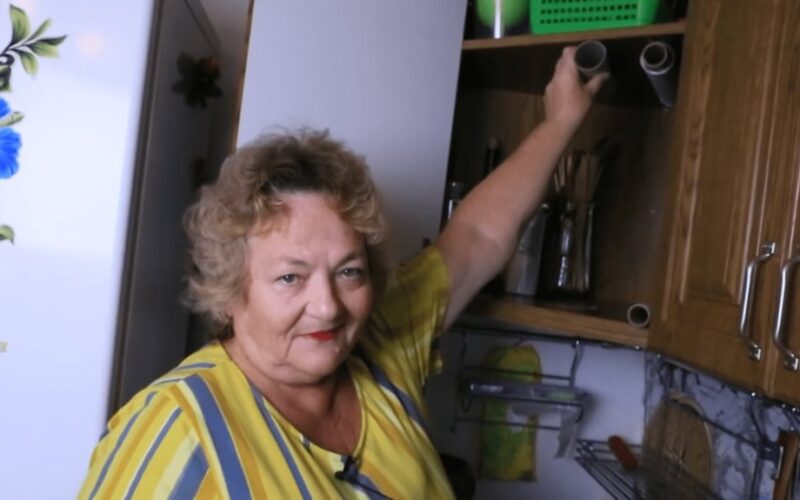 popierinių rankšluosčių ritinėliai lieka vietoje