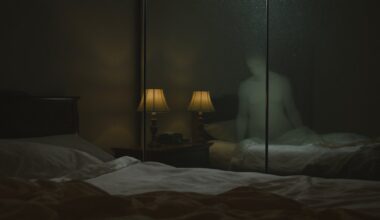 statant veidrodį priešais lovą