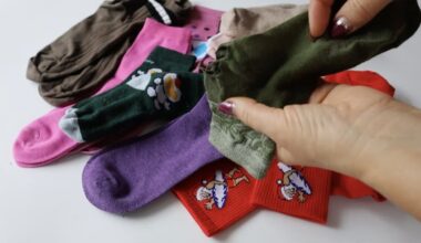 Panaudokite iš naujo kojines su skylėmis kulnuose