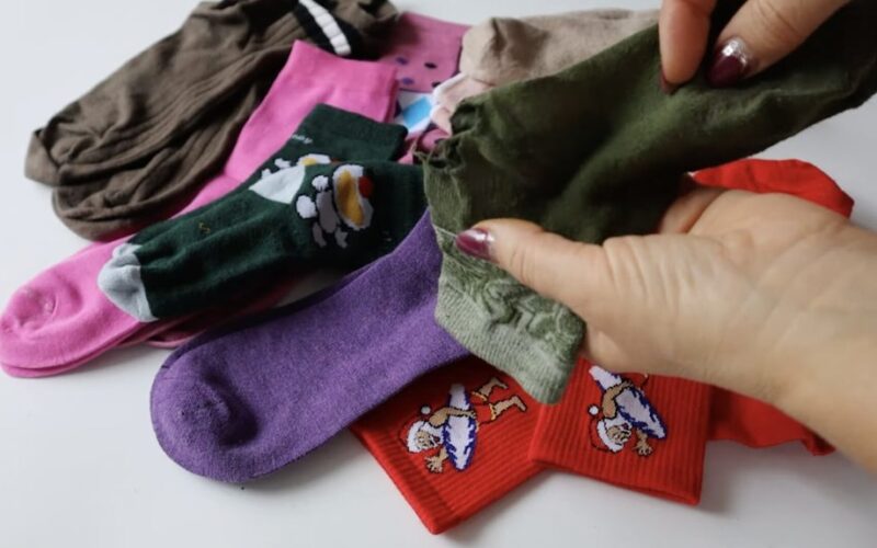 Panaudokite iš naujo kojines su skylėmis kulnuose