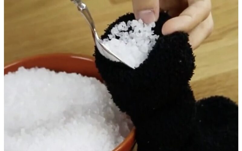 sūrus kojinė ant palangės