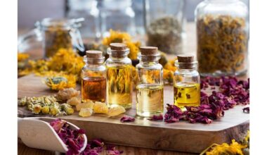 mažas aliejaus buteliukas ramina rankas