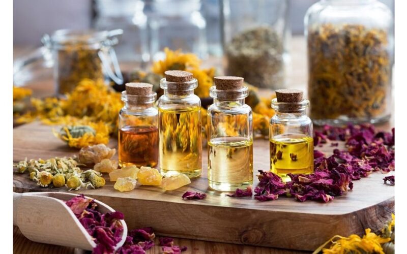 mažas aliejaus buteliukas ramina rankas