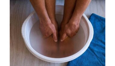 raminanti karšta pėdų vonia