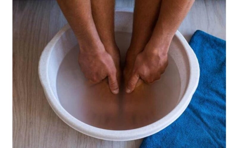 raminanti karšta pėdų vonia